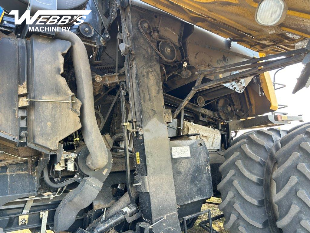 2014 New Holland CR8090 Combine