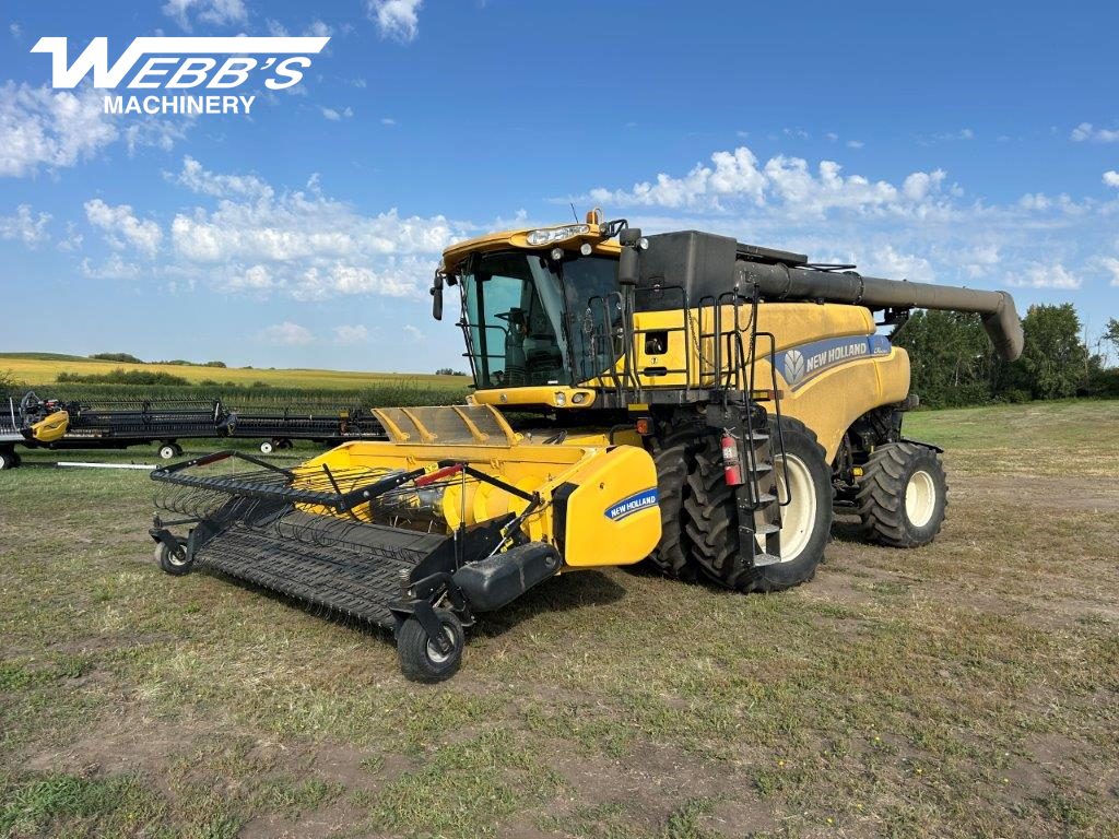 2014 New Holland CR8090 Combine