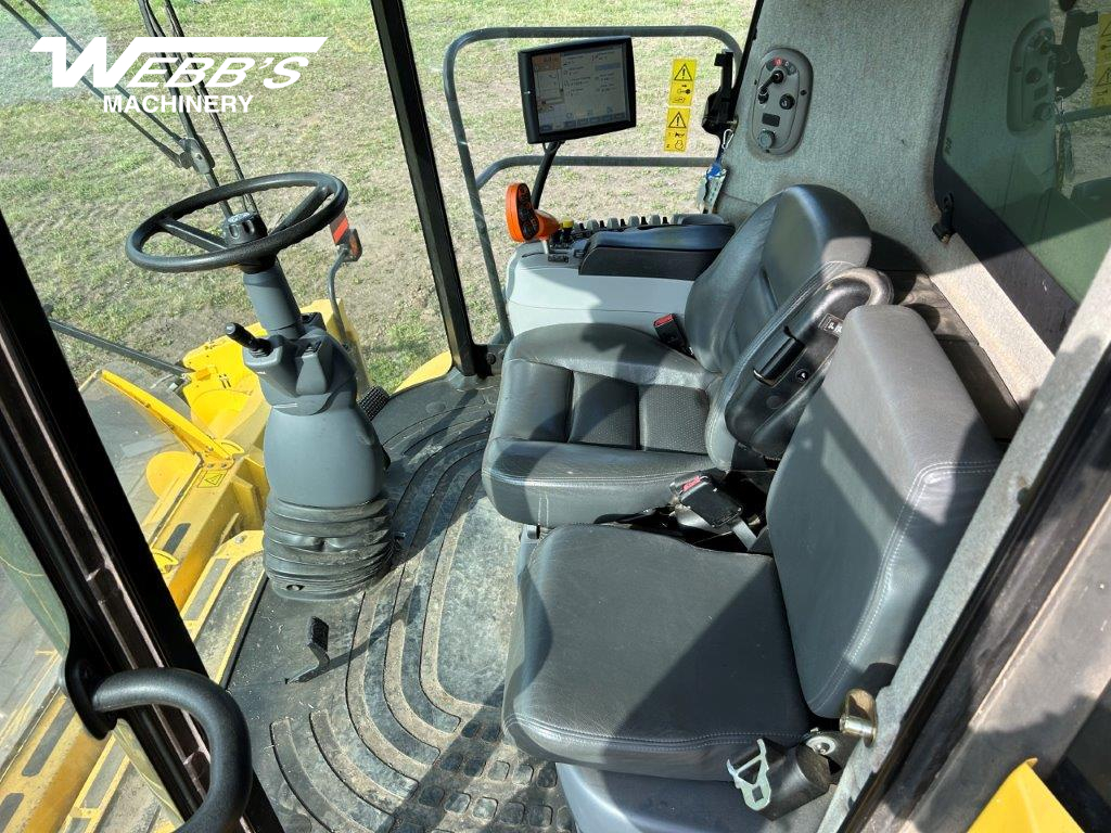 2014 New Holland CR8090 Combine