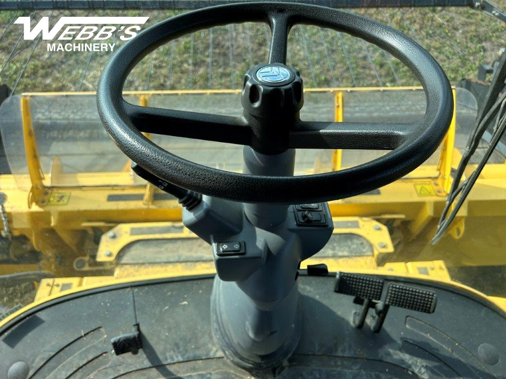 2014 New Holland CR8090 Combine