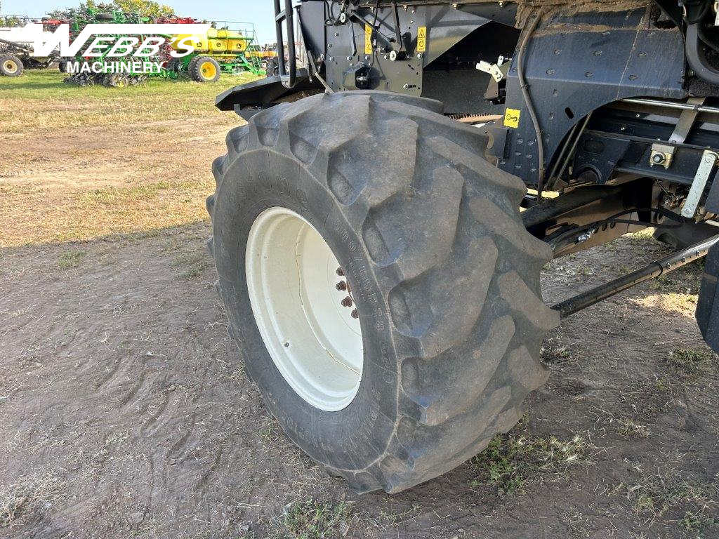 2014 New Holland CR8090 Combine