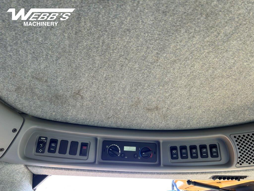 2014 New Holland CR8090 Combine