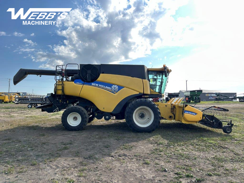 2014 New Holland CR8090 Combine