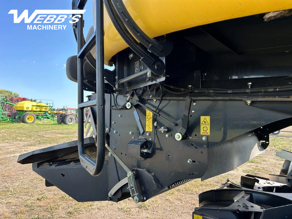 2014 New Holland CR8090 Combine