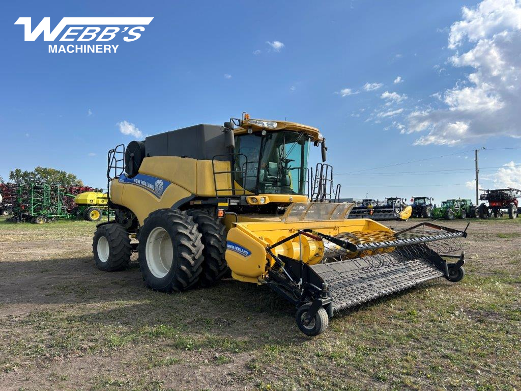 2014 New Holland CR8090 Combine