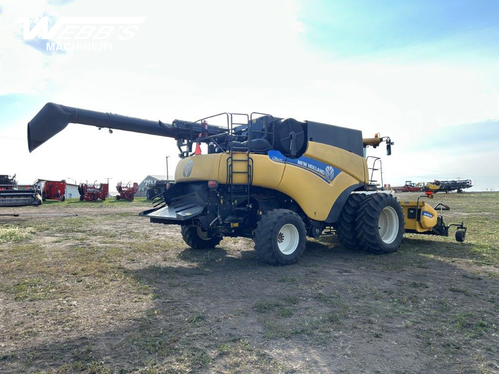 2014 New Holland CR8090 Combine