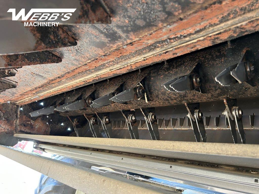 2014 New Holland CR8090 Combine