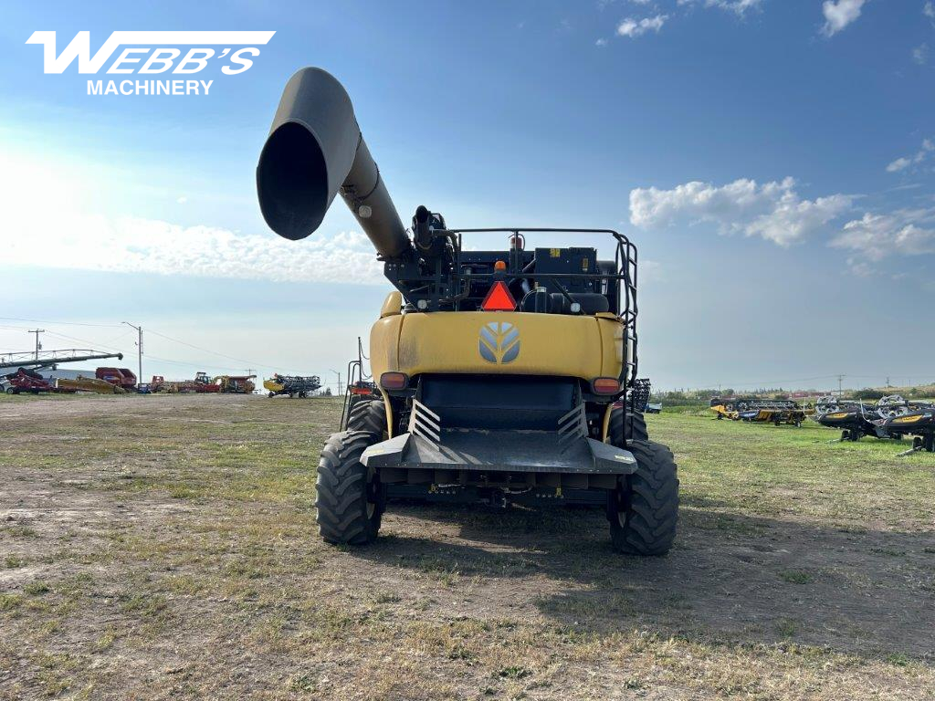 2014 New Holland CR8090 Combine