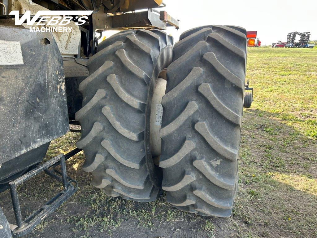 2014 New Holland CR8090 Combine