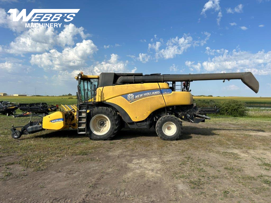 2014 New Holland CR8090 Combine