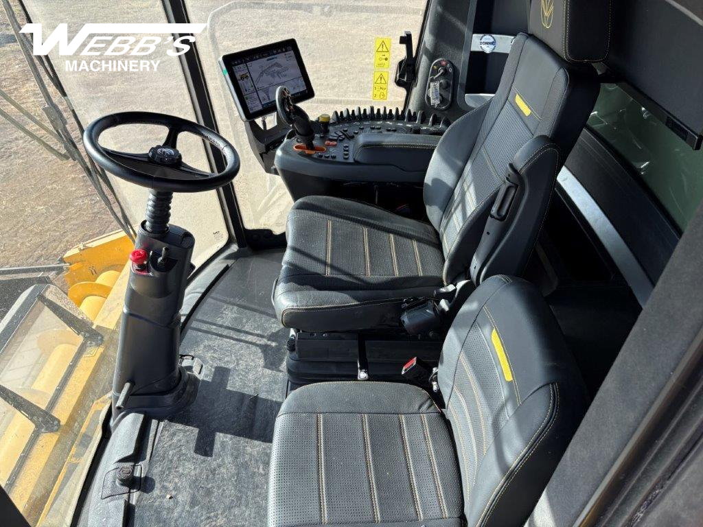 2025 New Holland CR9.90Z Combine