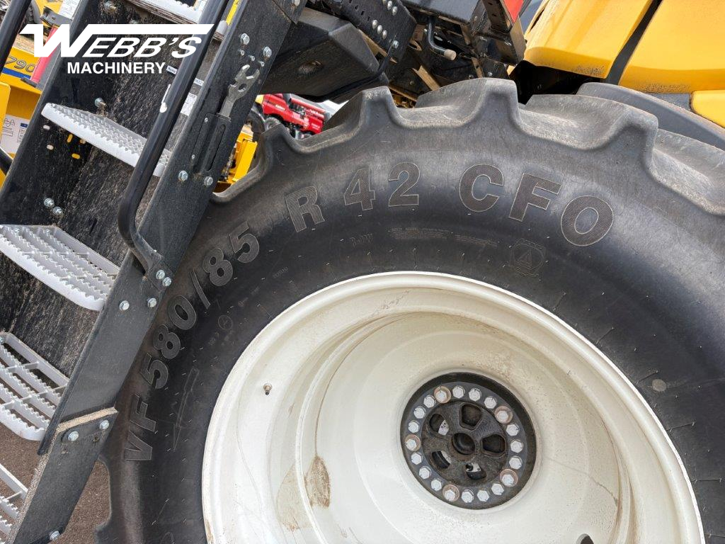 2025 New Holland CR9.90Z Combine