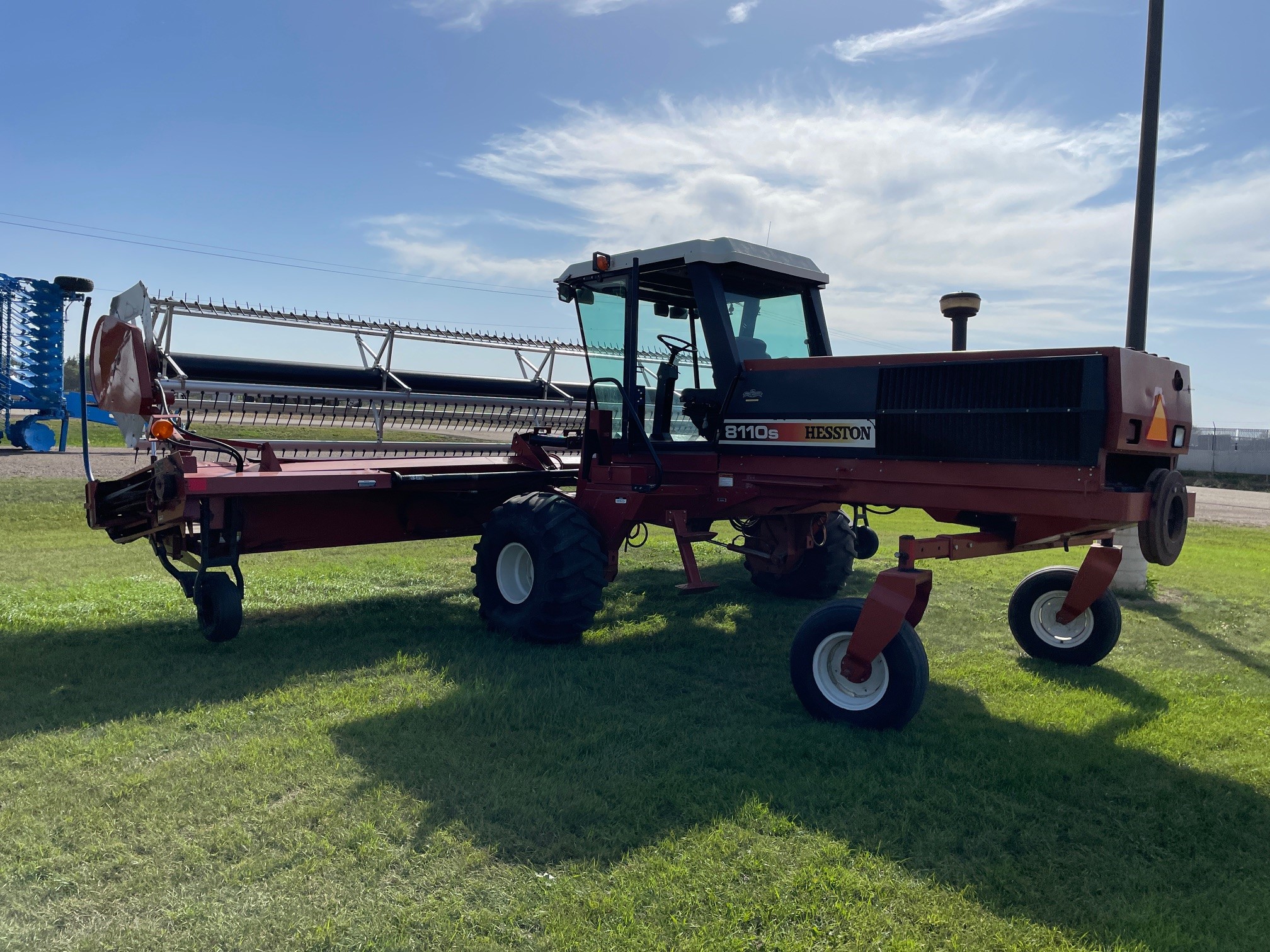 1999 Hesston 8110S Swather