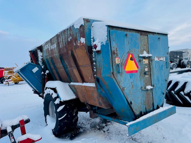 2001 Lucknow 425 Feed Wagon