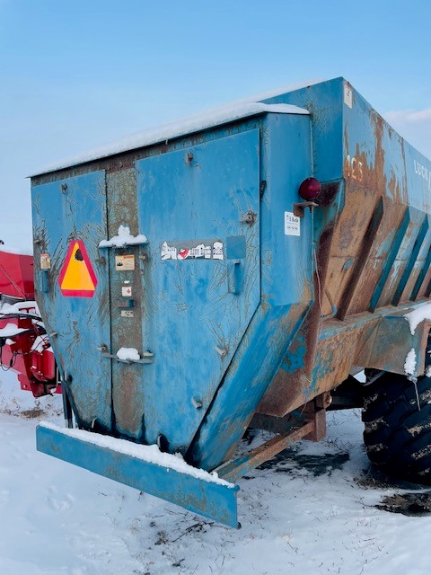 2001 Lucknow 425 Feed Wagon