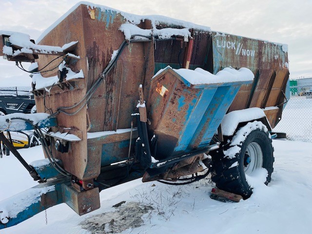 2001 Lucknow 425 Feed Wagon