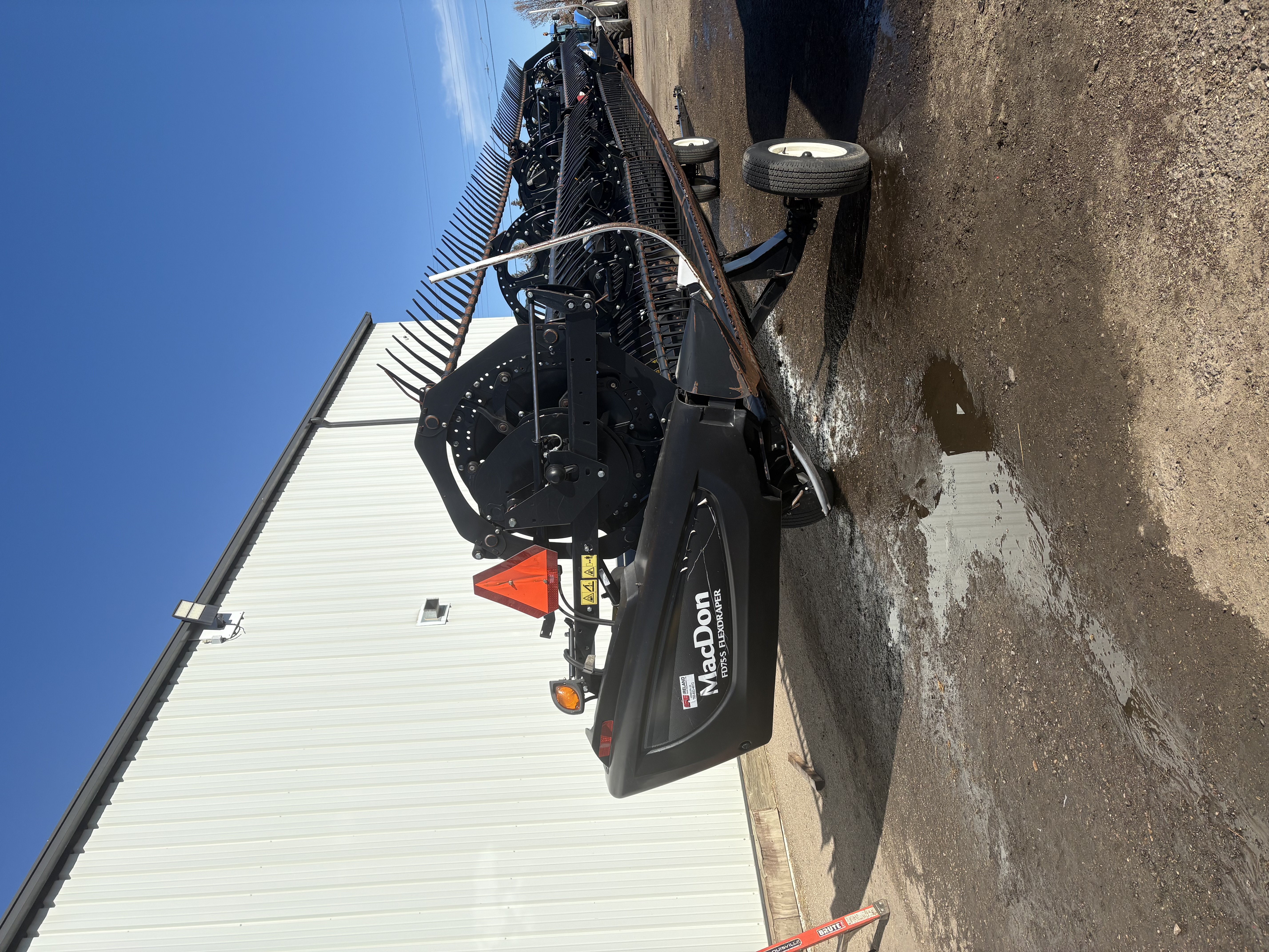 2017 MacDon FD75 Flexdraper 35 ft (10.6m) Header Combine