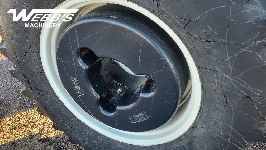 2014 New Holland TV6070 Tractor