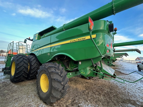 2017 John Deere S680 Combine