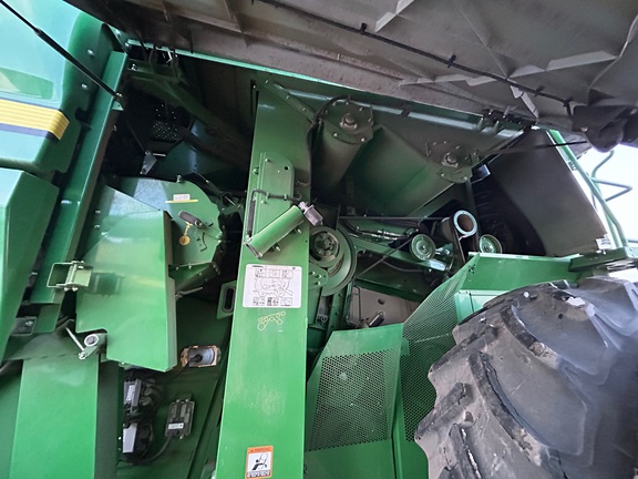 2017 John Deere S680 Combine