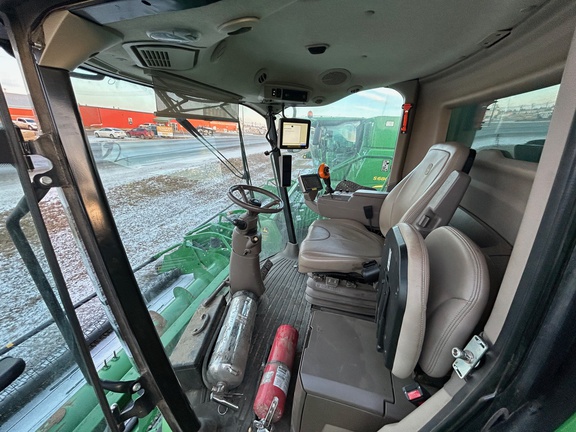 2017 John Deere S680 Combine