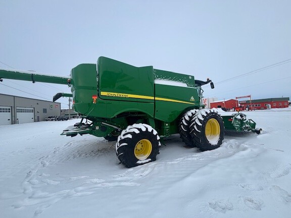 2017 John Deere S680 Combine