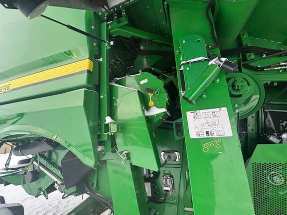 2017 John Deere S680 Combine