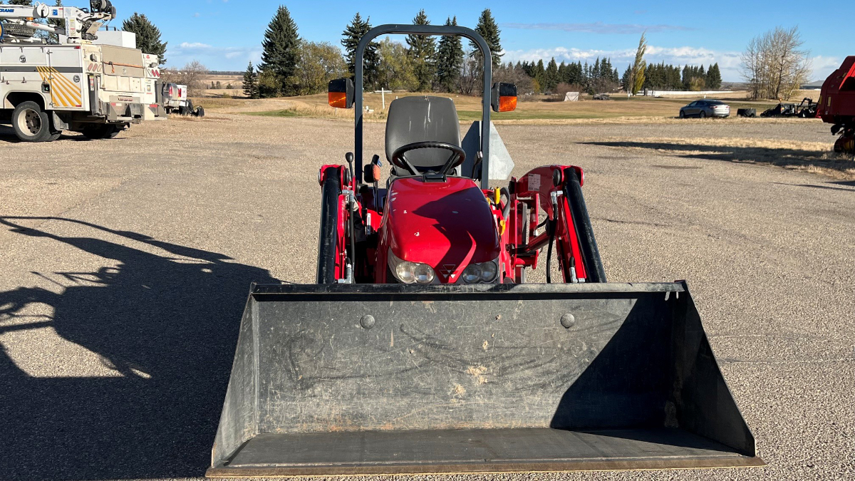 2015 Massey Ferguson GC1705 Tractor