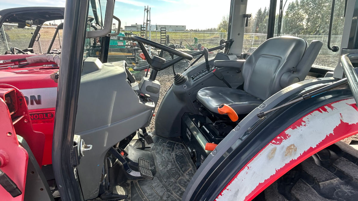 2009 Massey Ferguson 1652 Tractor
