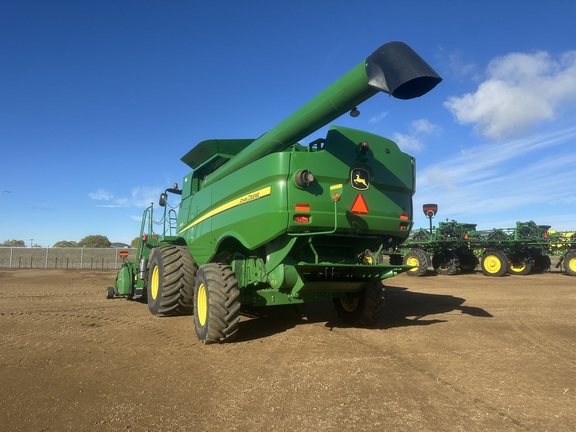 2012 John Deere S670 Combine