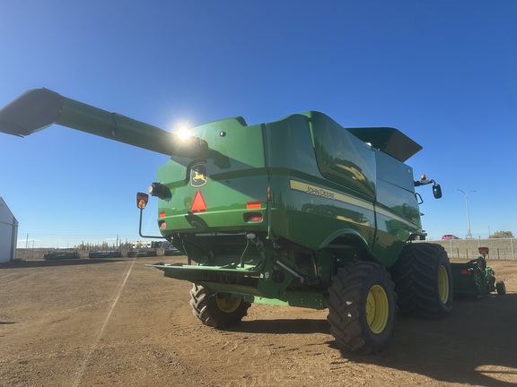 2012 John Deere S670 Combine