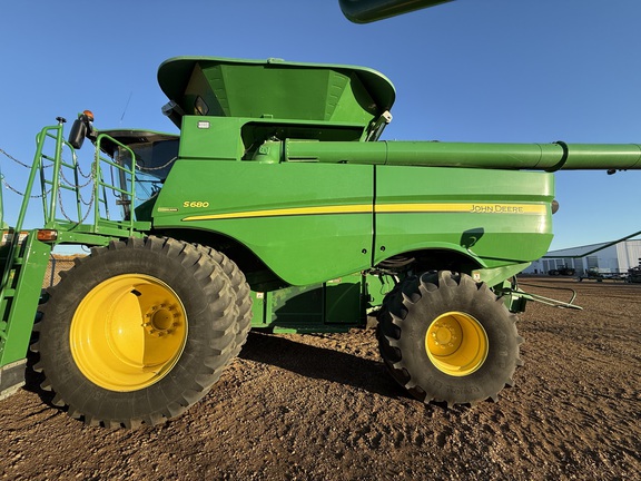 2012 John Deere S680 Combine