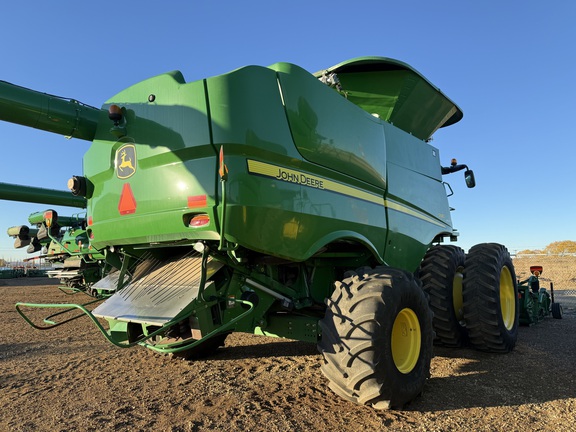2012 John Deere S680 Combine