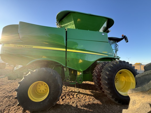 2012 John Deere S680 Combine