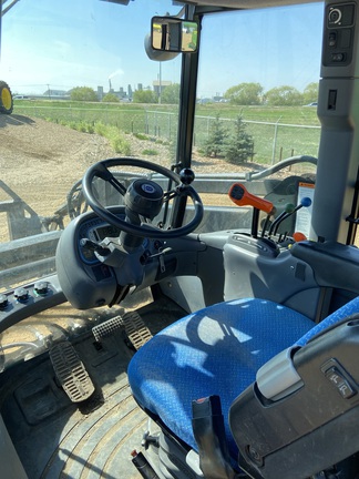 2014 New Holland TV6070 Tractor 4WD