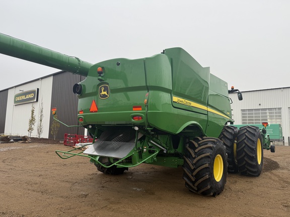 2017 John Deere S680 Combine
