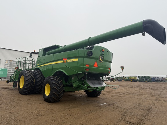 2017 John Deere S680 Combine
