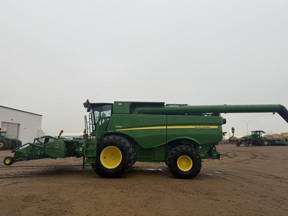 2017 John Deere S680 Combine