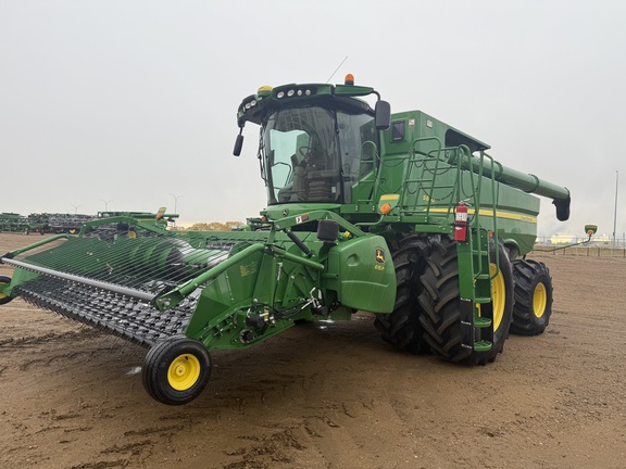 2017 John Deere S680 Combine