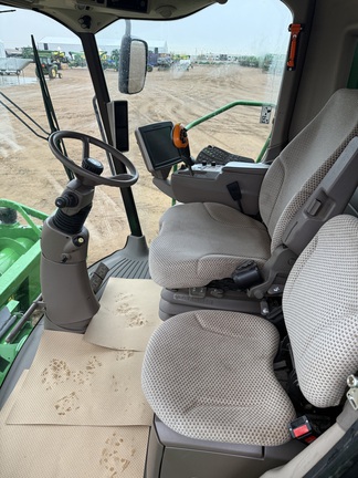 2017 John Deere S680 Combine