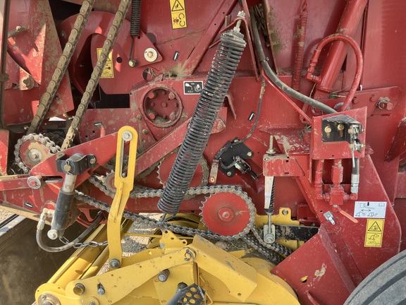 2017 New Holland Rollbelt 560 Baler/Round