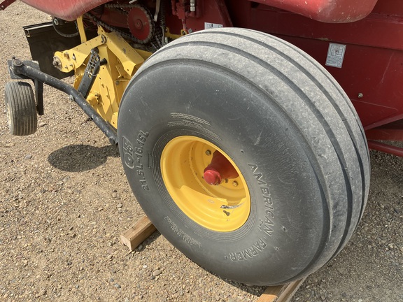 2017 New Holland Rollbelt 560 Baler/Round