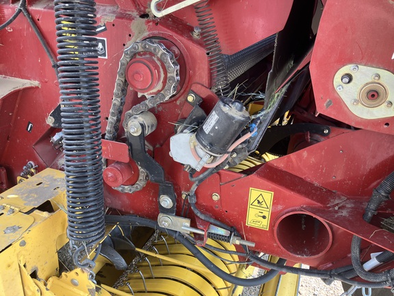 2017 New Holland Rollbelt 560 Baler/Round