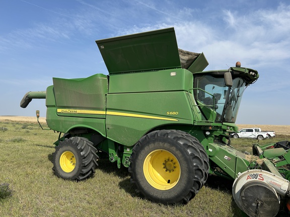 2017 John Deere S680 Combine