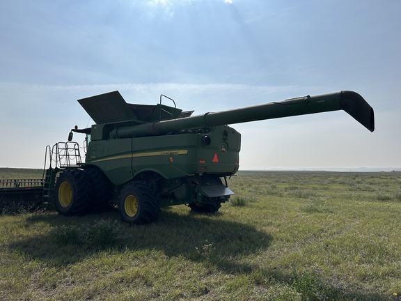 2017 John Deere S680 Combine