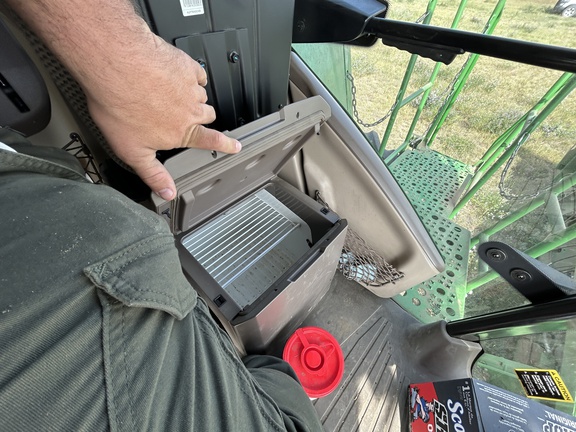 2017 John Deere S680 Combine