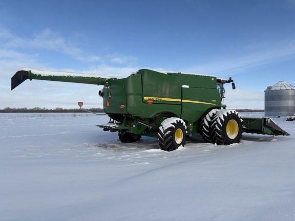 2015 John Deere S680 Combine