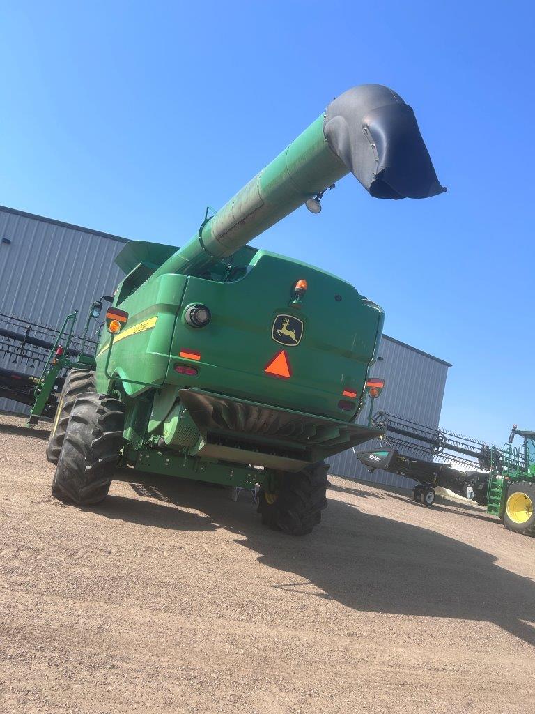 2012 John Deere S670 Combine