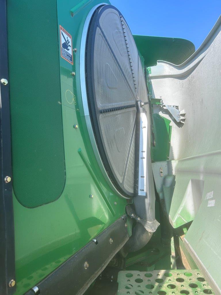 2012 John Deere S670 Combine