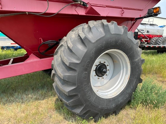 2011 Demco 850 Grain Cart